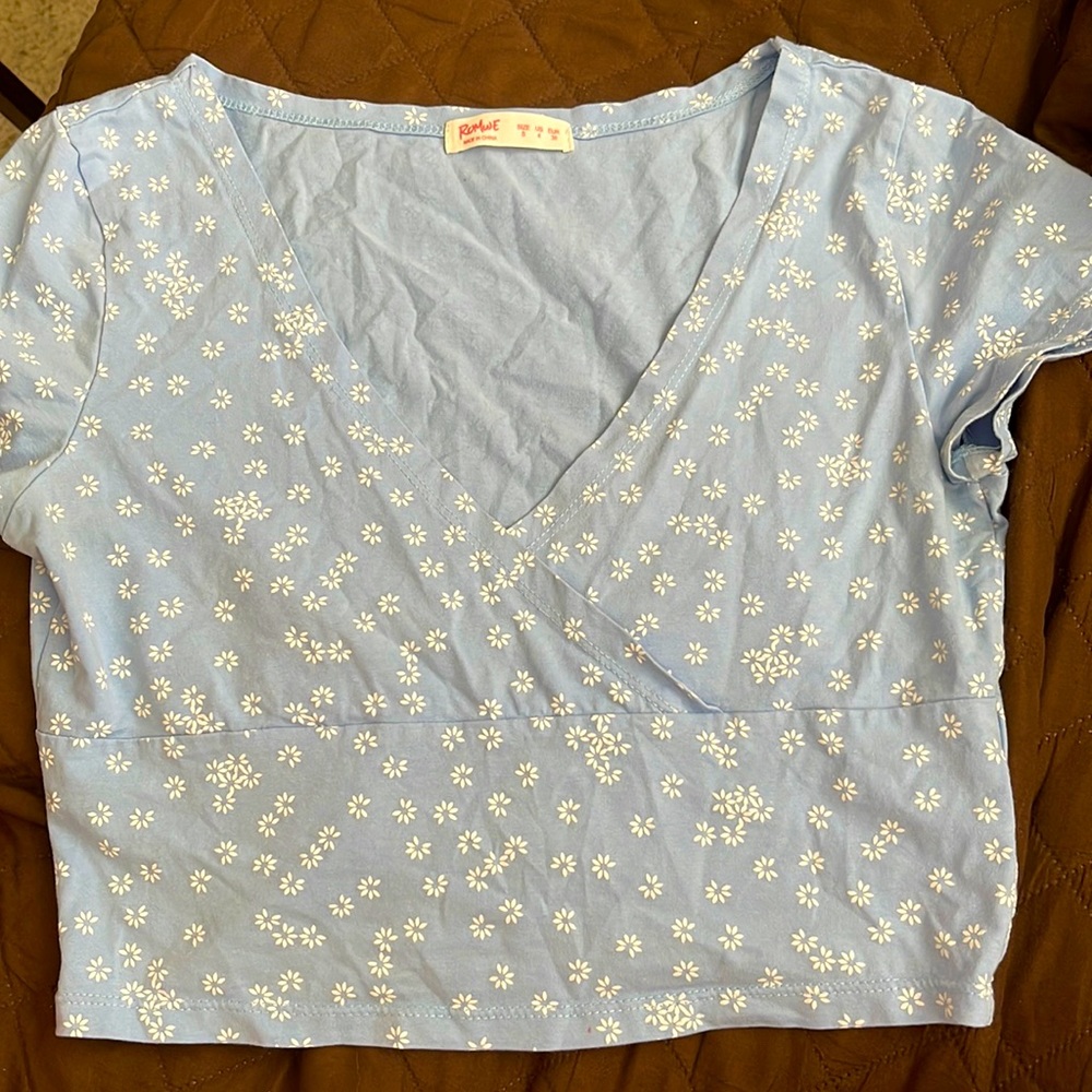 Blue cropped white flower shirt